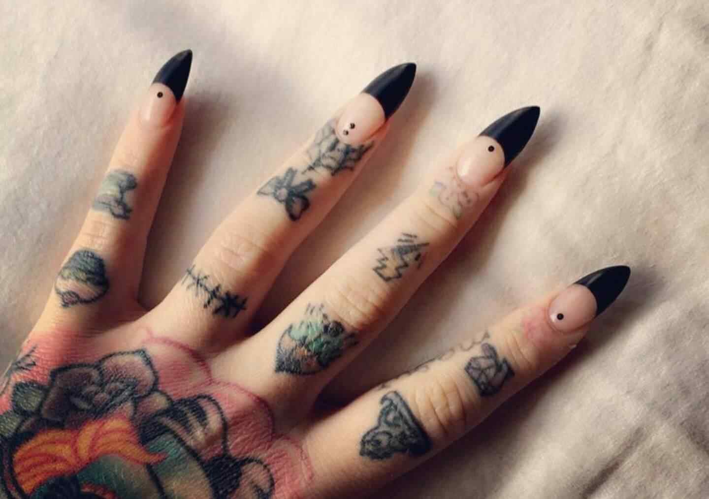 uñas negras para halloween