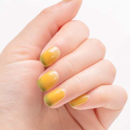 uñas de verano color amarillo 2021