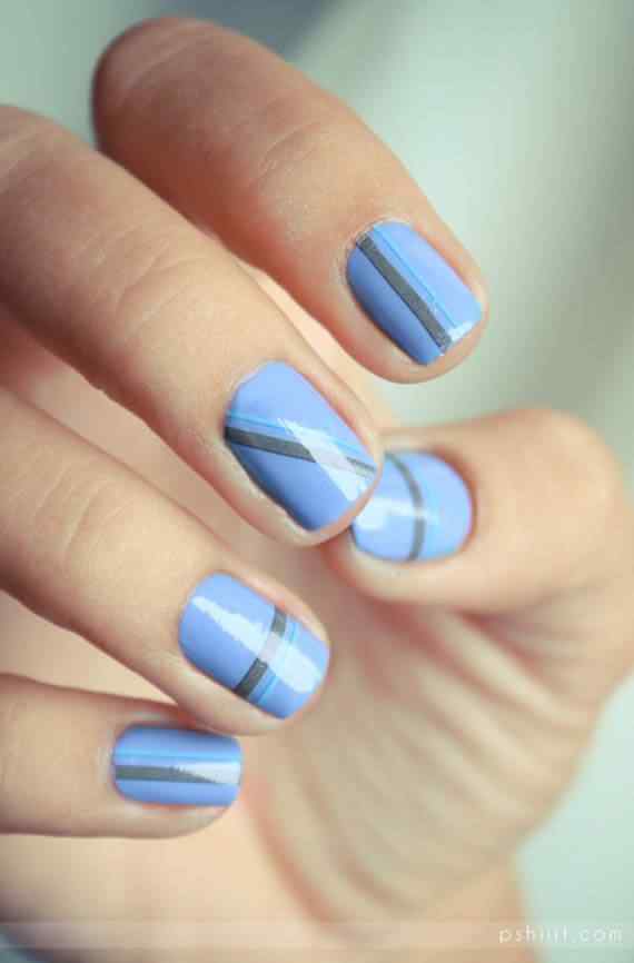 uñas azul claro decoradas con líneas