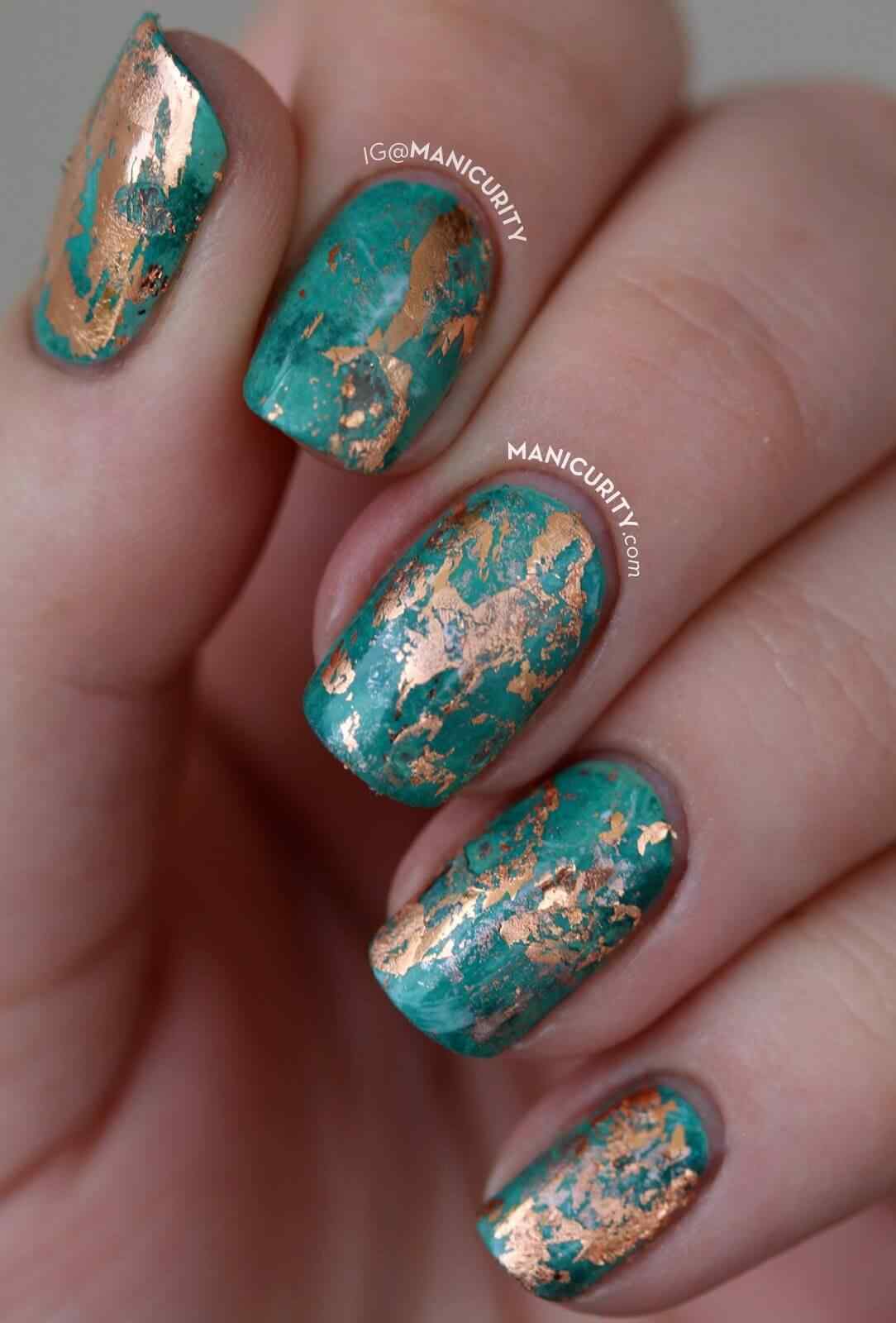 decoración de uñas elegantes verde y dorado