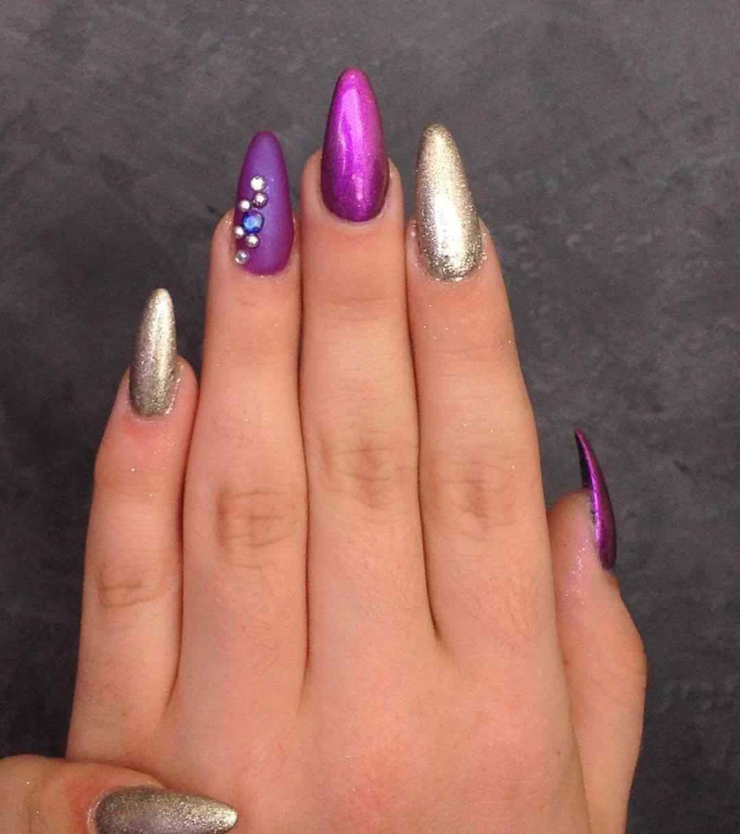 arte de uñas púrpura