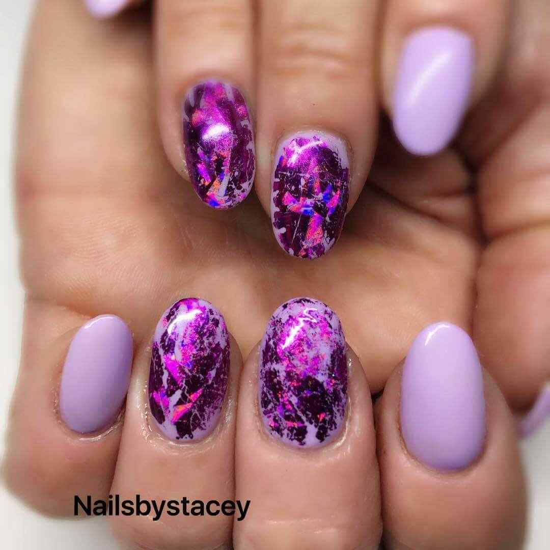 arte de uñas morado y violeta