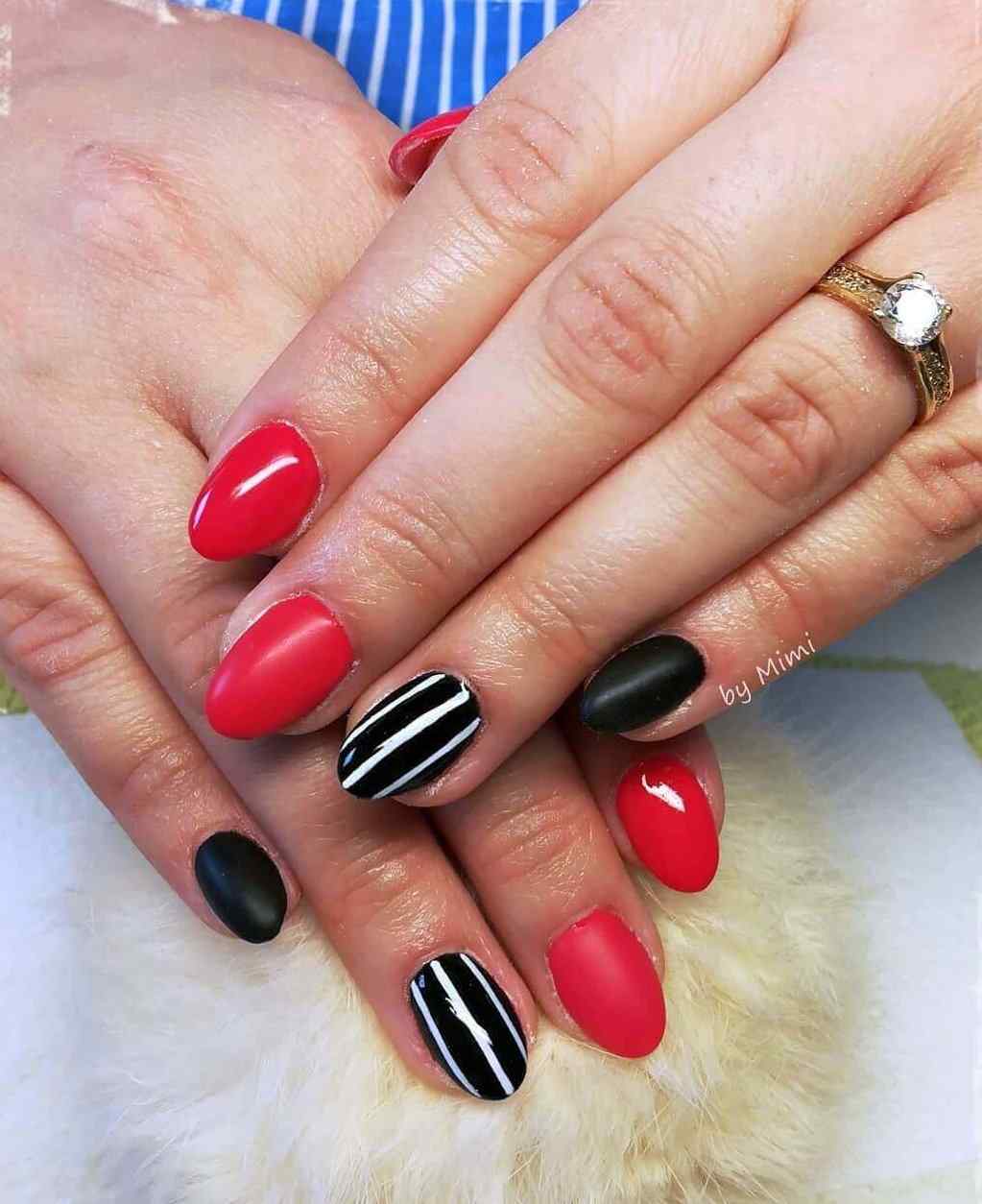 Lineas blancas, base negra, uñas rojas