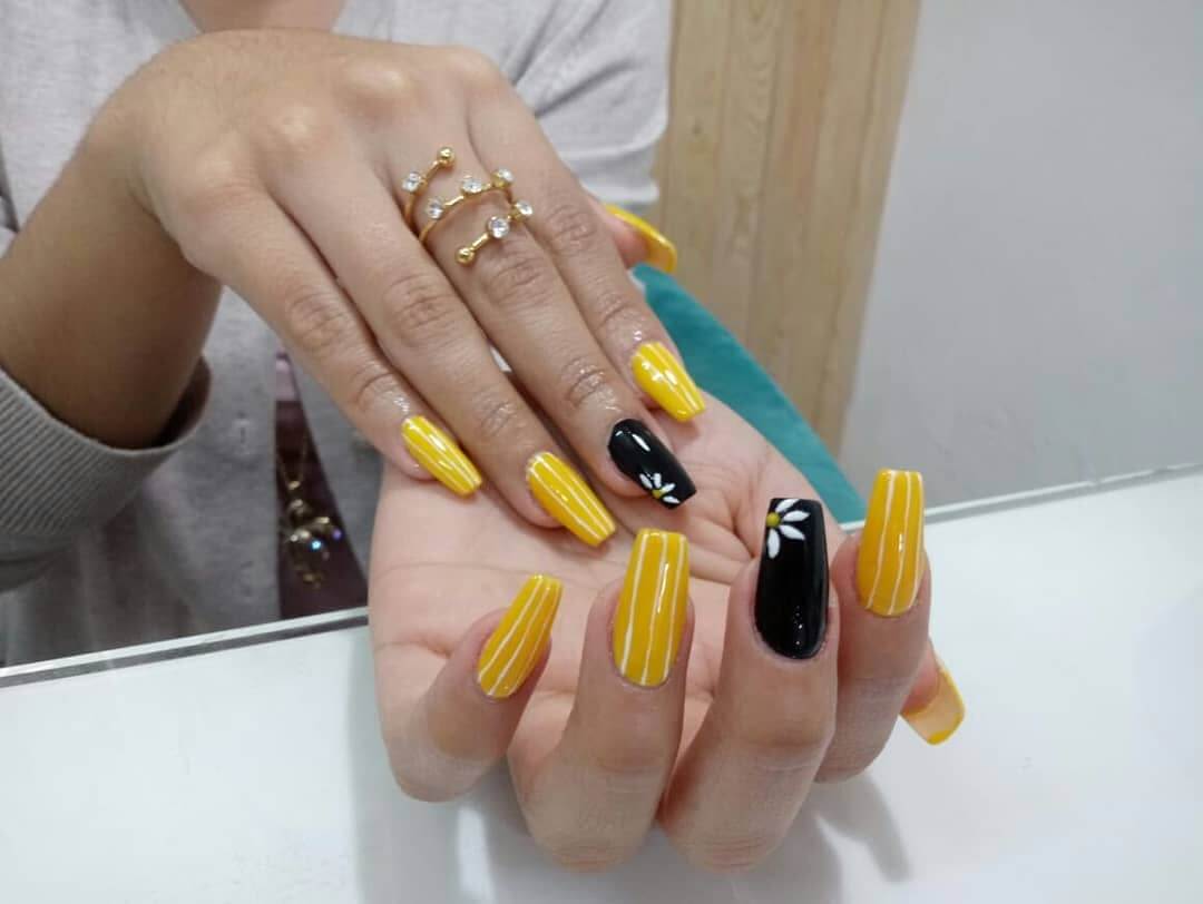 decoracion de uñas amarillas con negro
