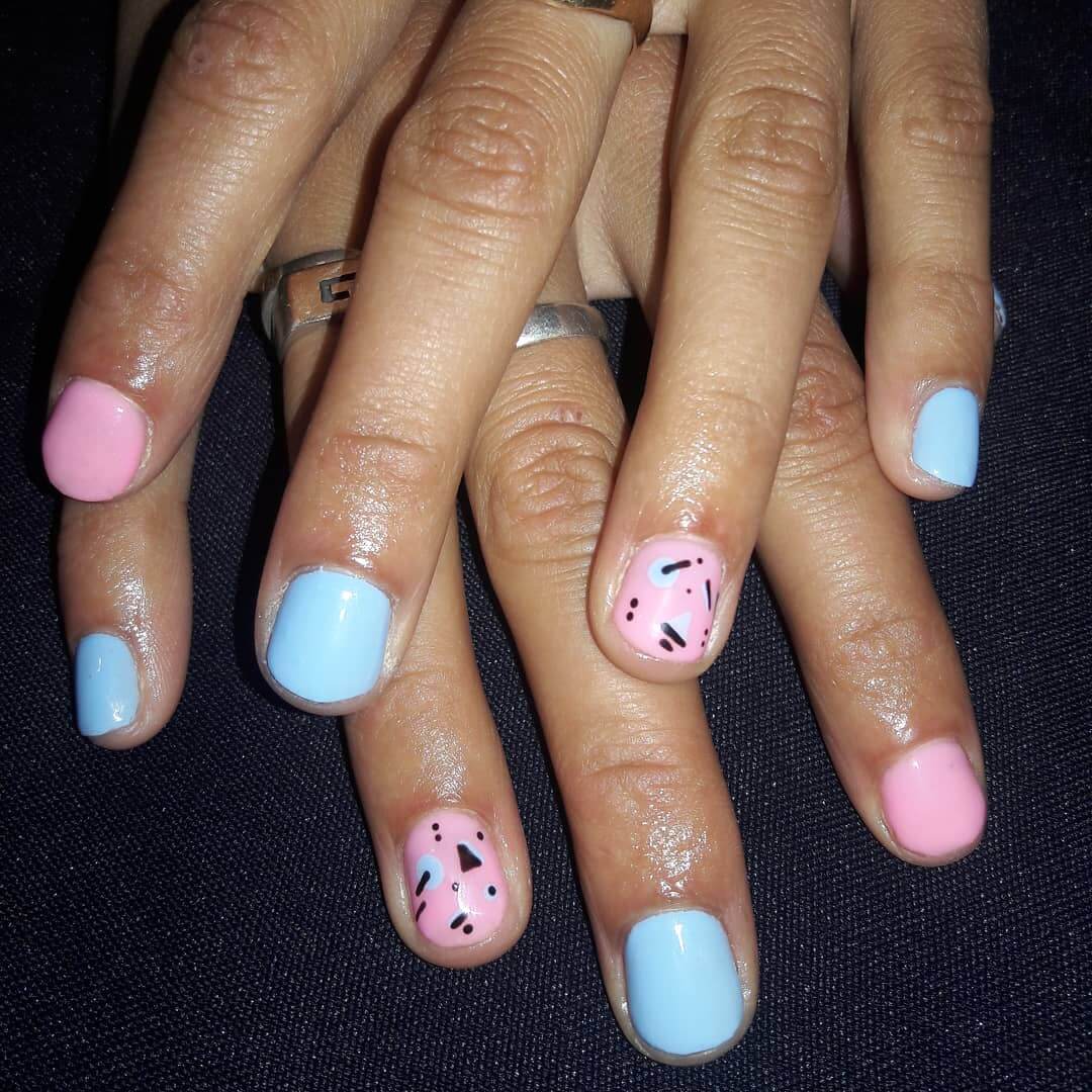 arte de uñas azul claro y rosa