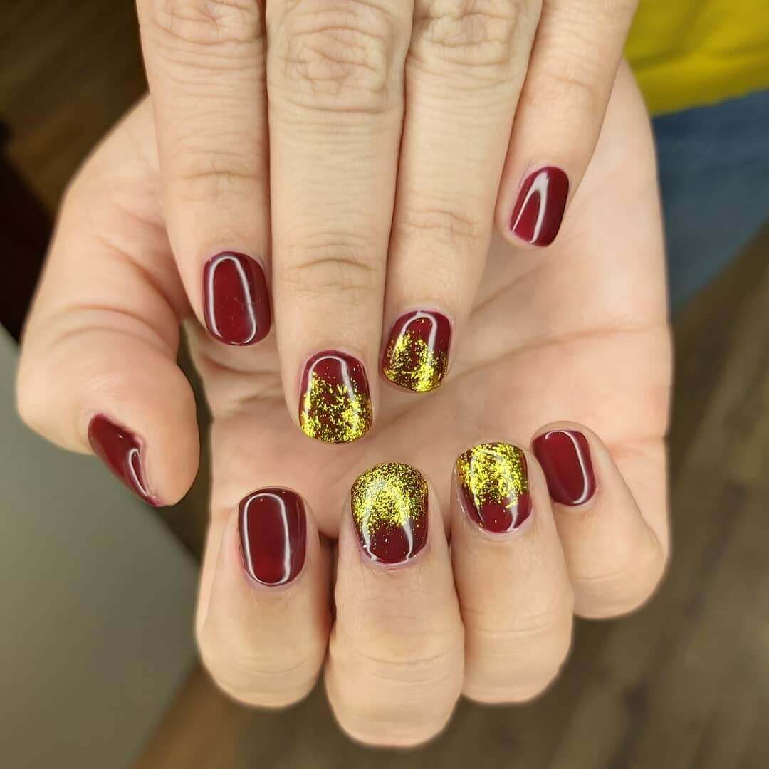 decoracion de uñas doradas con vino