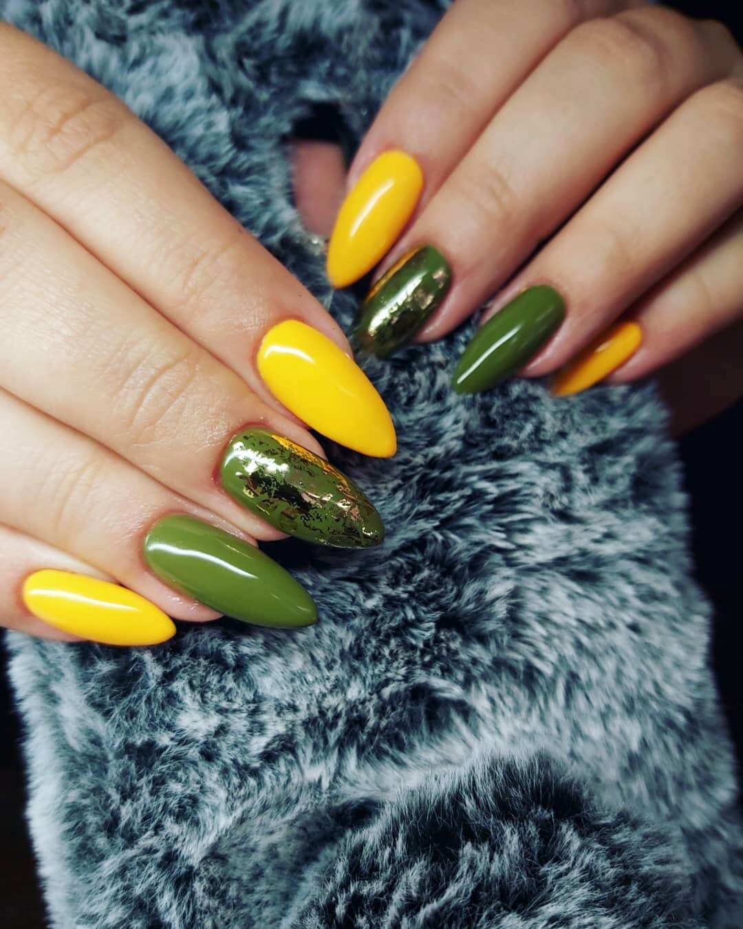 decoracion de uñas verde con amarillo