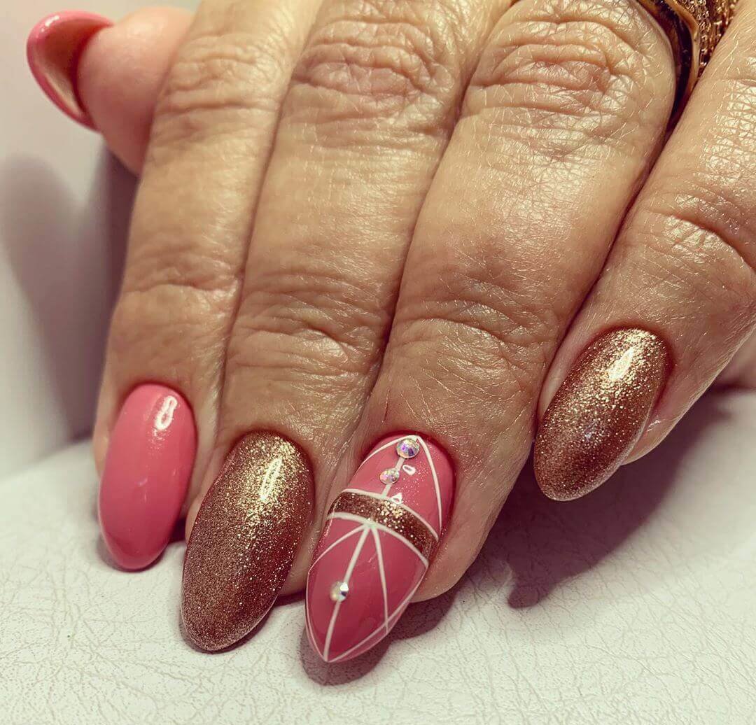 decoracion elegante de uñas doradas con rosa