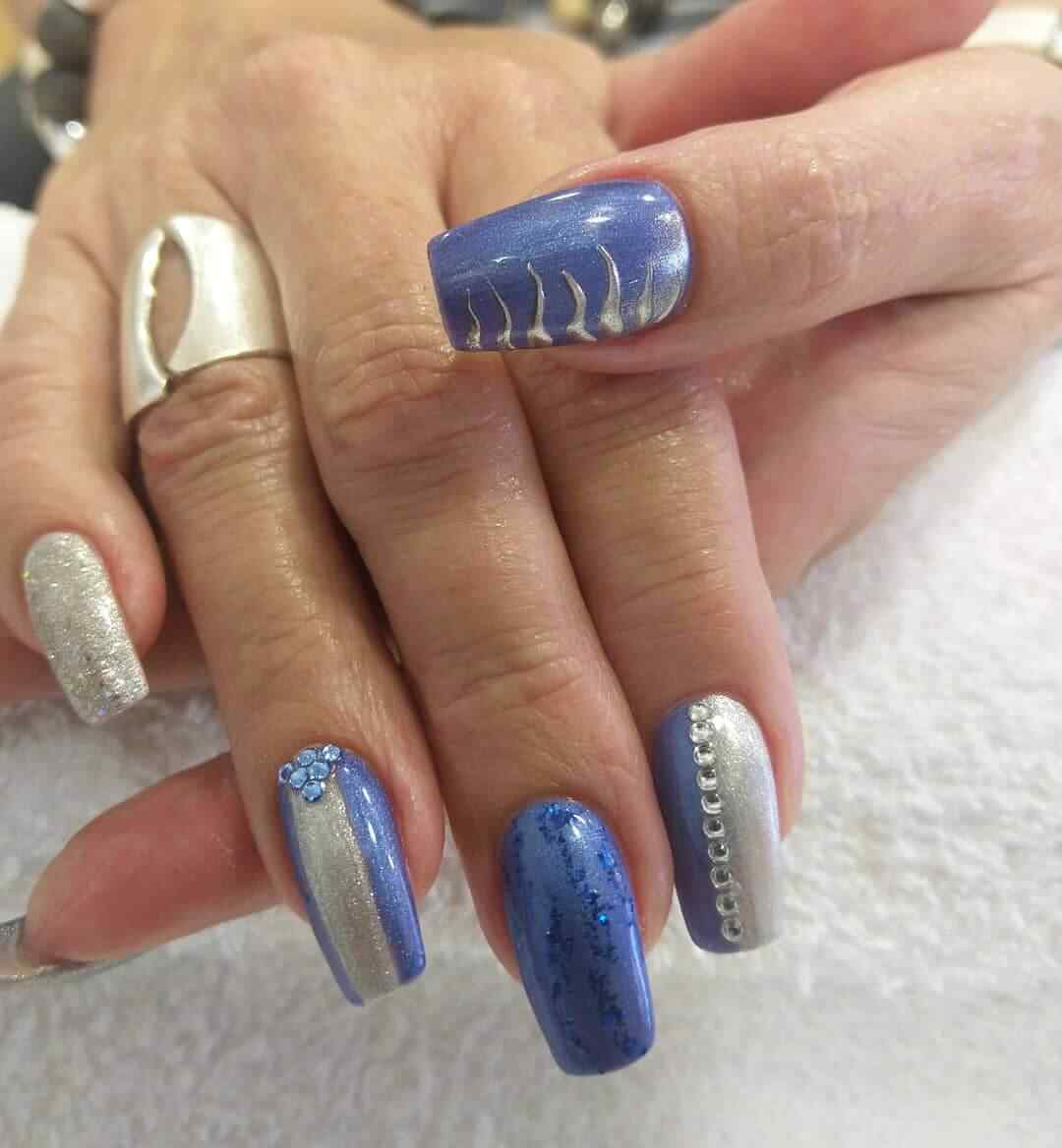 diseños de uñas azules y plateadas