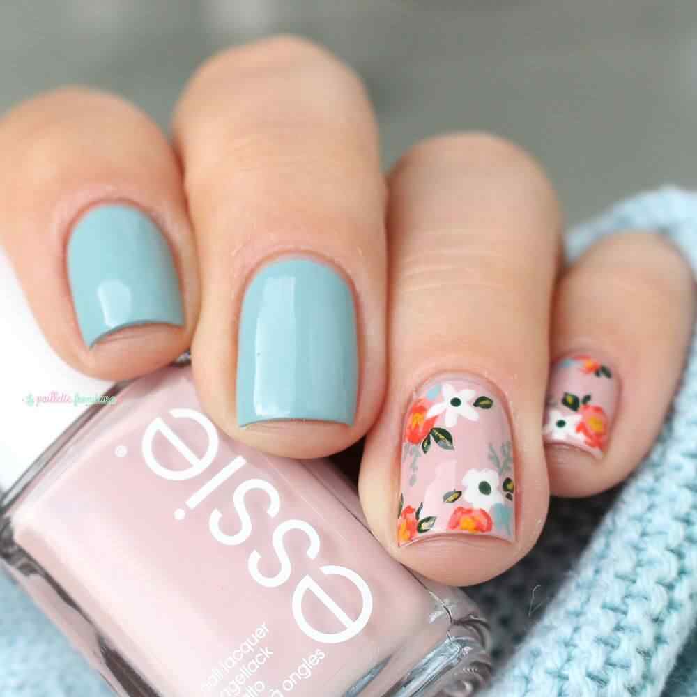 Diseño de uñas rosas y flores blancas y naranja
