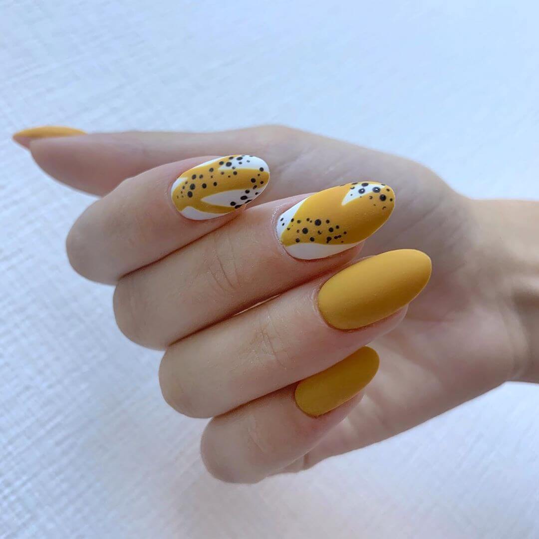 diseño de uñas color amarillo mostaza