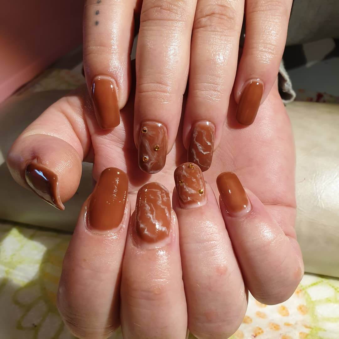 diseño de uñas de chocolate