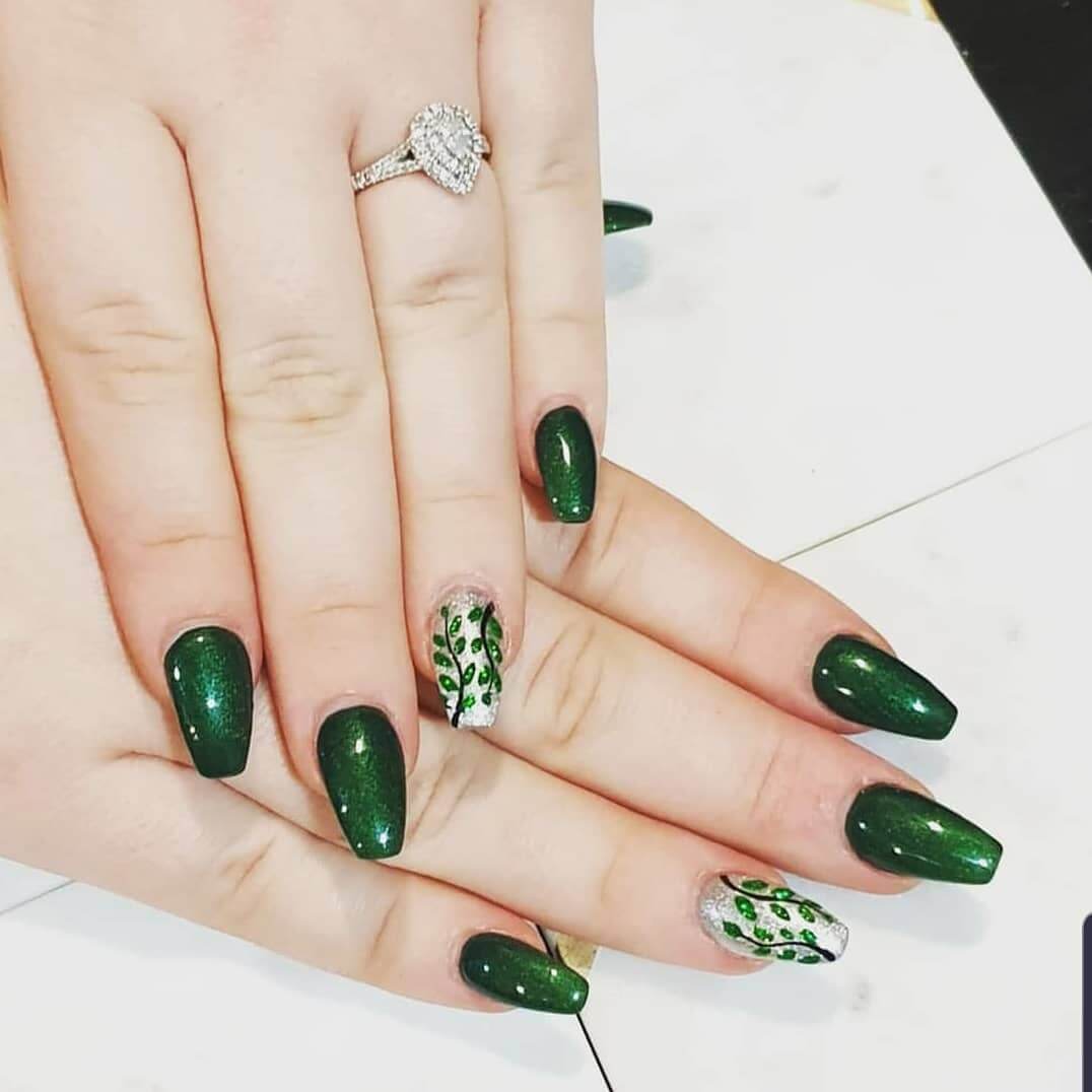 diseño de uñas color verde