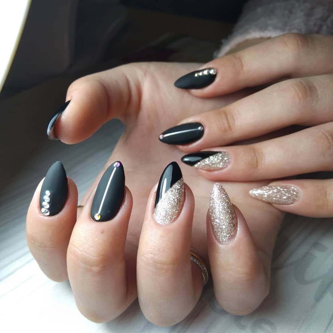 diseño de uñas plateadas con negro elegantes