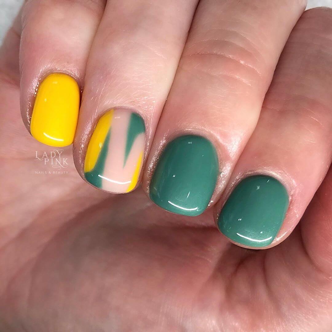 diseño de uñas verdes y amarillas
