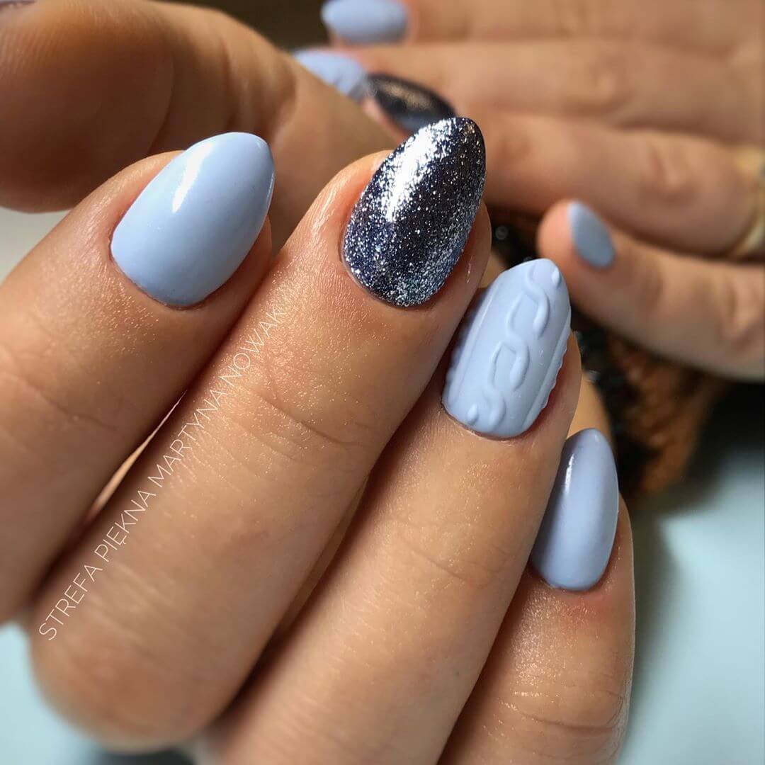 elegante diseño de uñas azul claro
