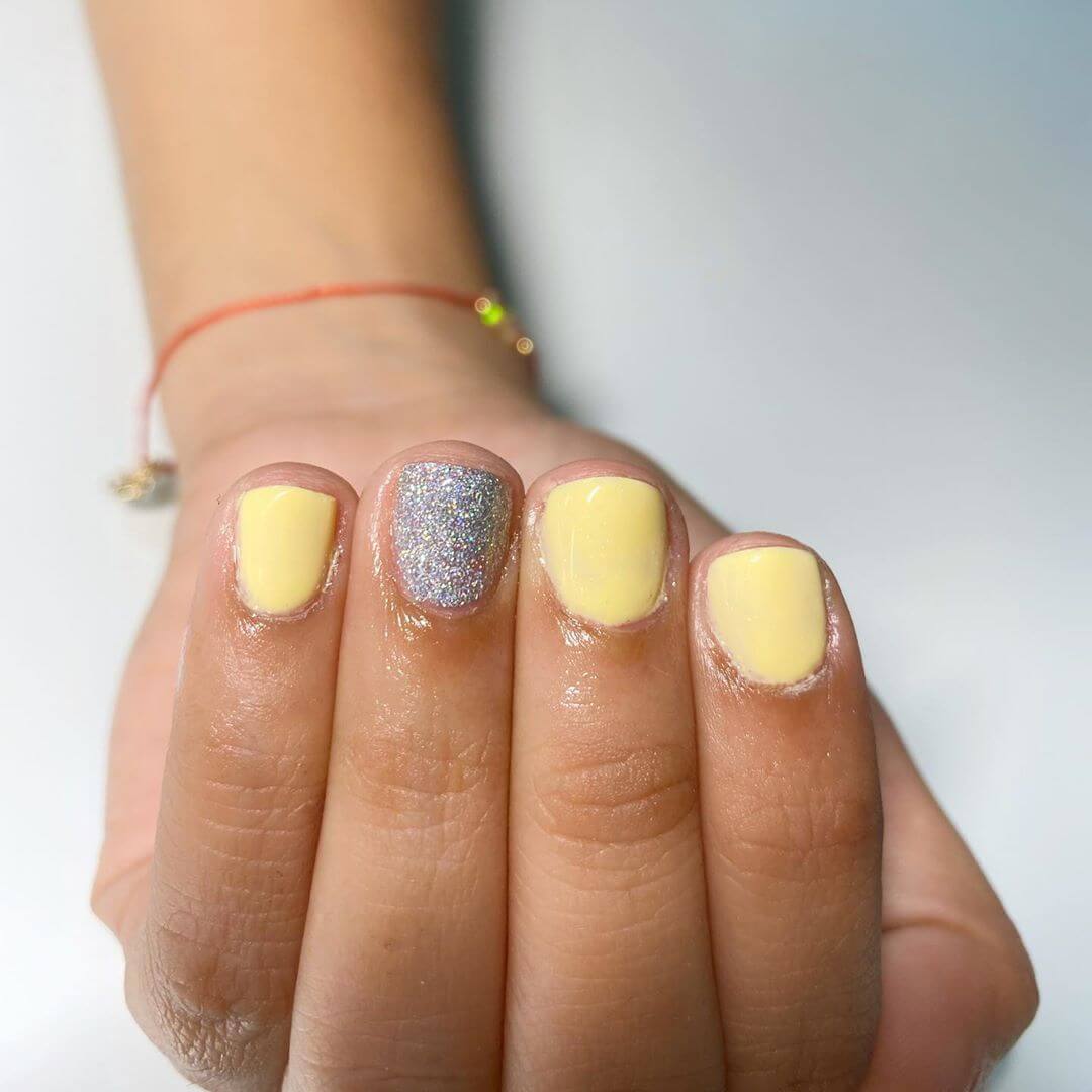 diseño simple de uñas amarillas