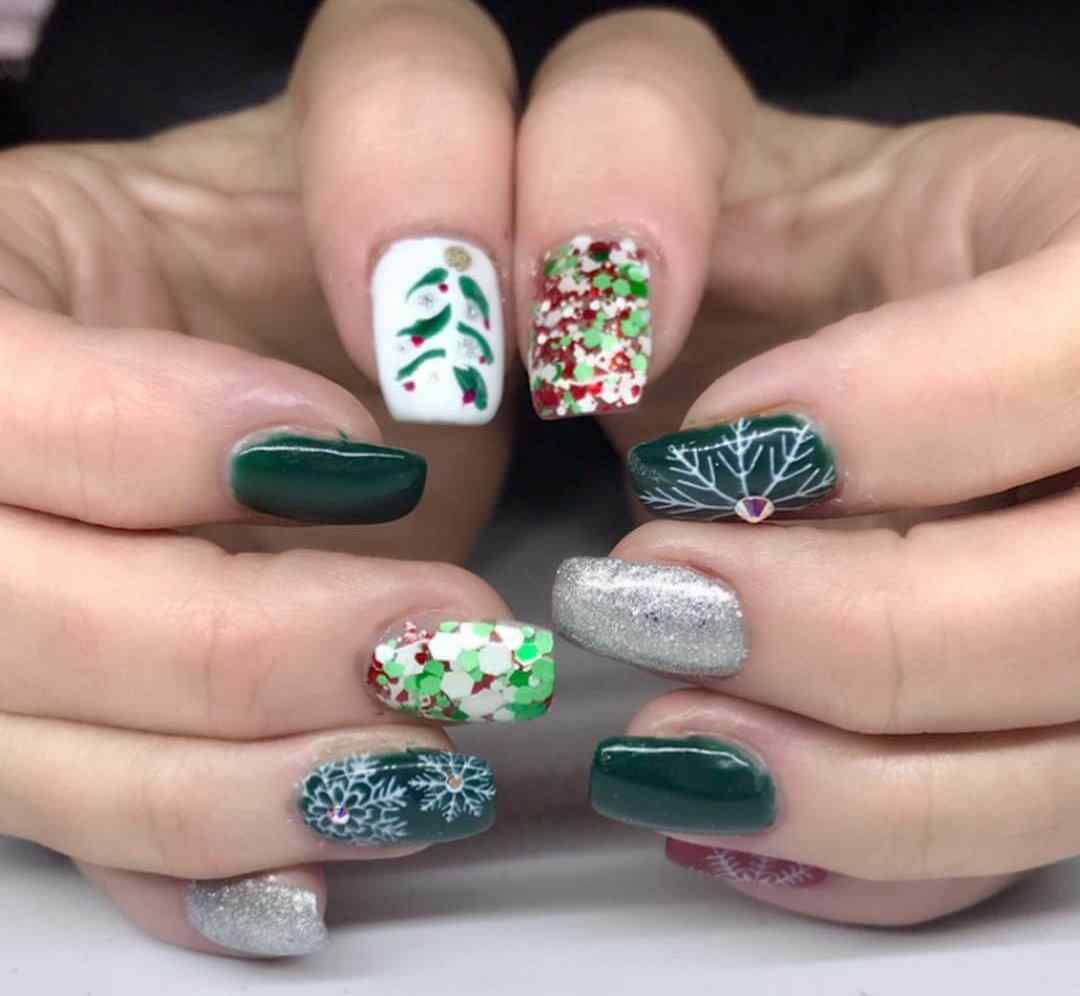 uñas decoradas de navidad en color verde blanco y plateado