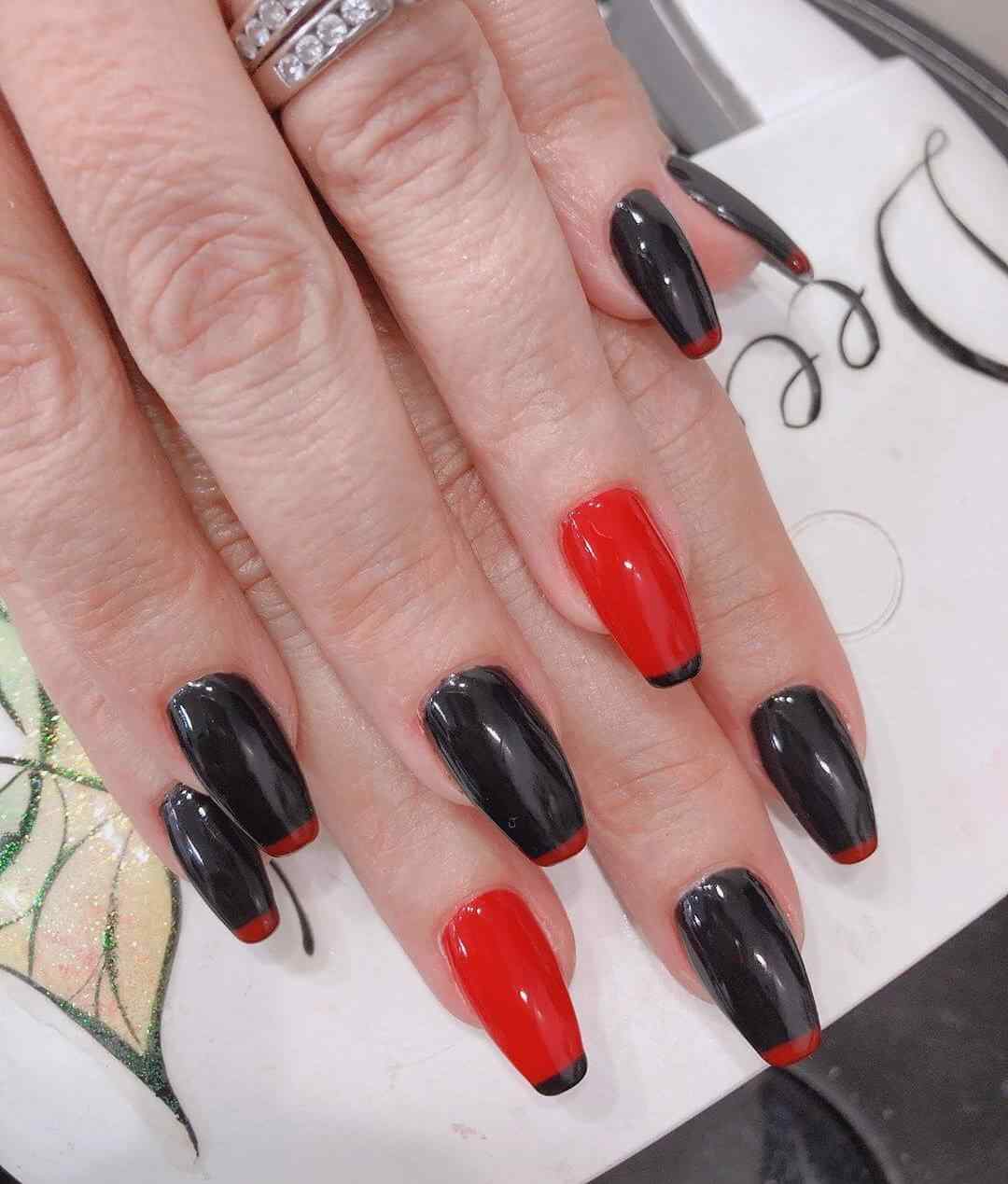 Francesas sobre uñas rojas y negras