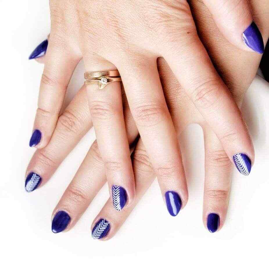 uñas azules con rayas blancas