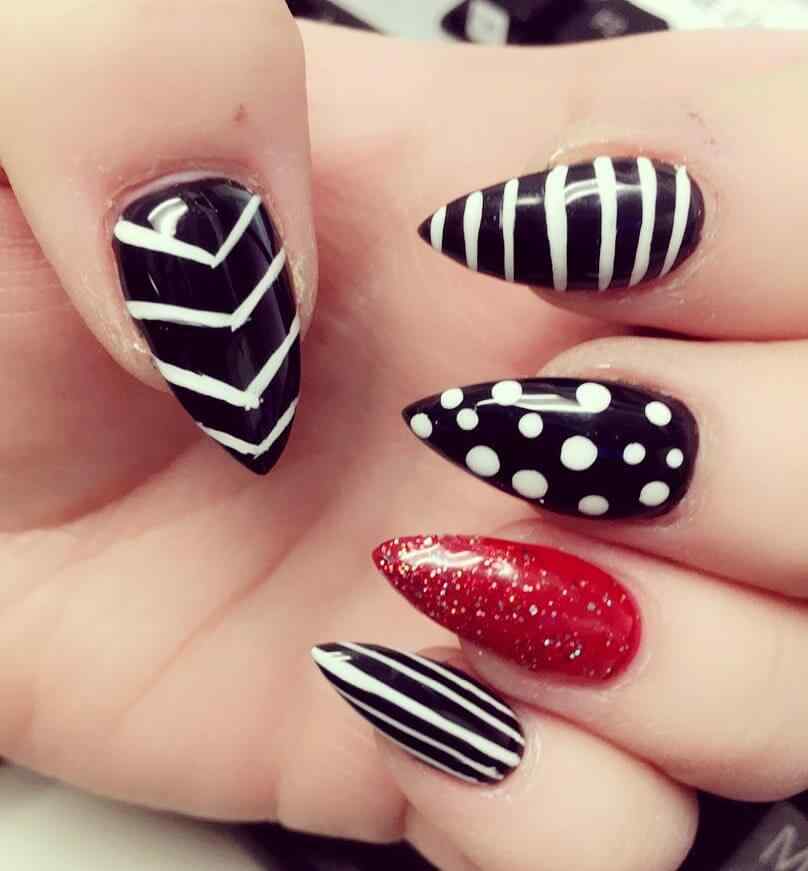 uñas blancas con negro y rojo