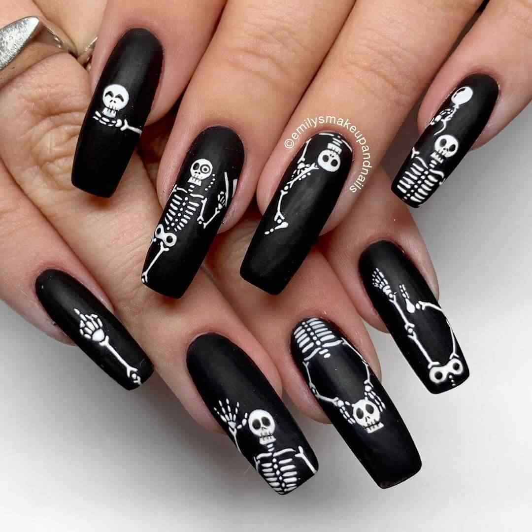 uñas con esqueletos para halloween