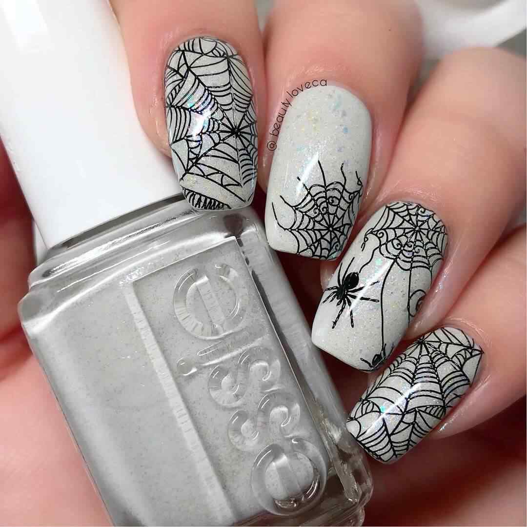 uñas con estampado de arañas