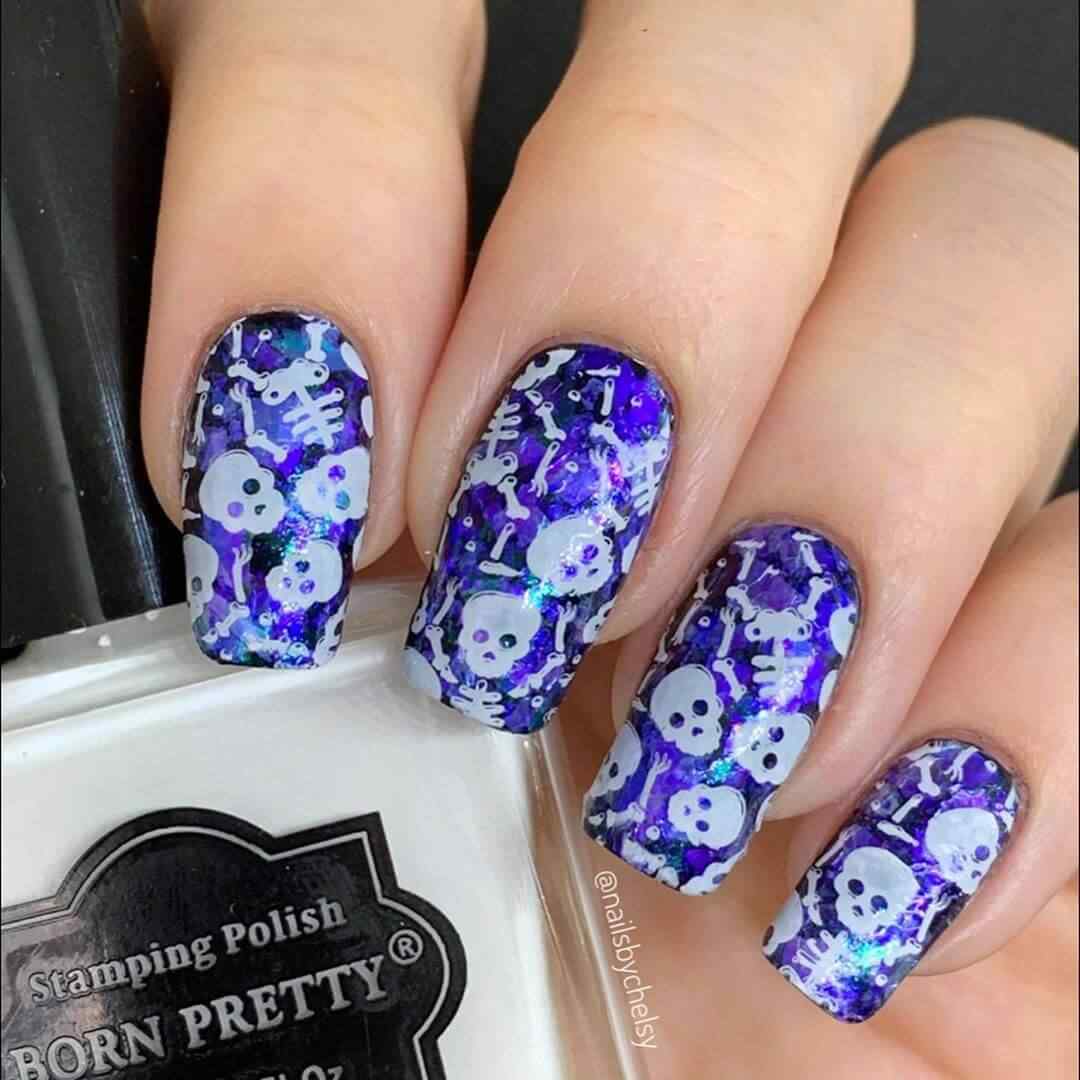 uñas de halloween con calaveras