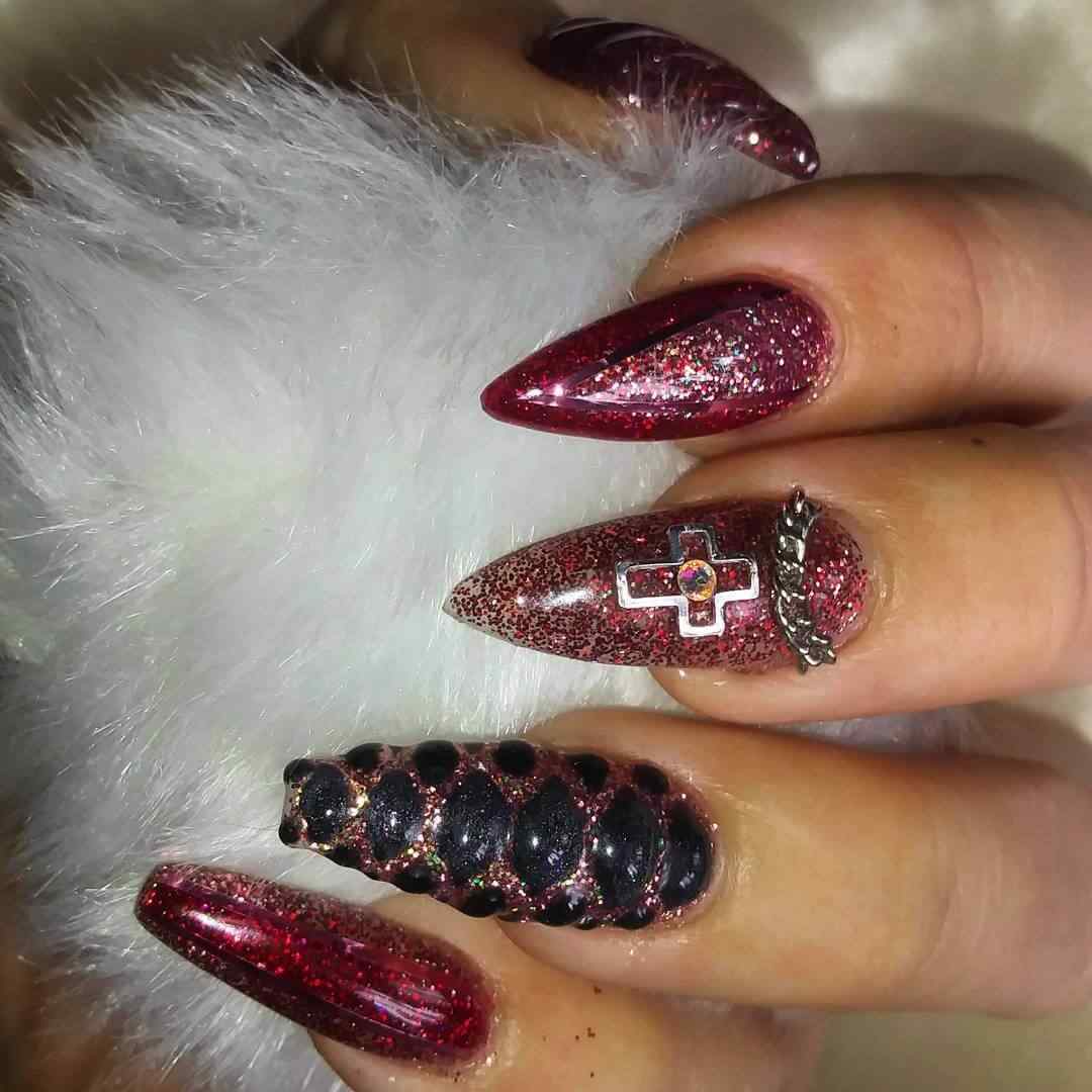 uñas de halloween rojas con cruz