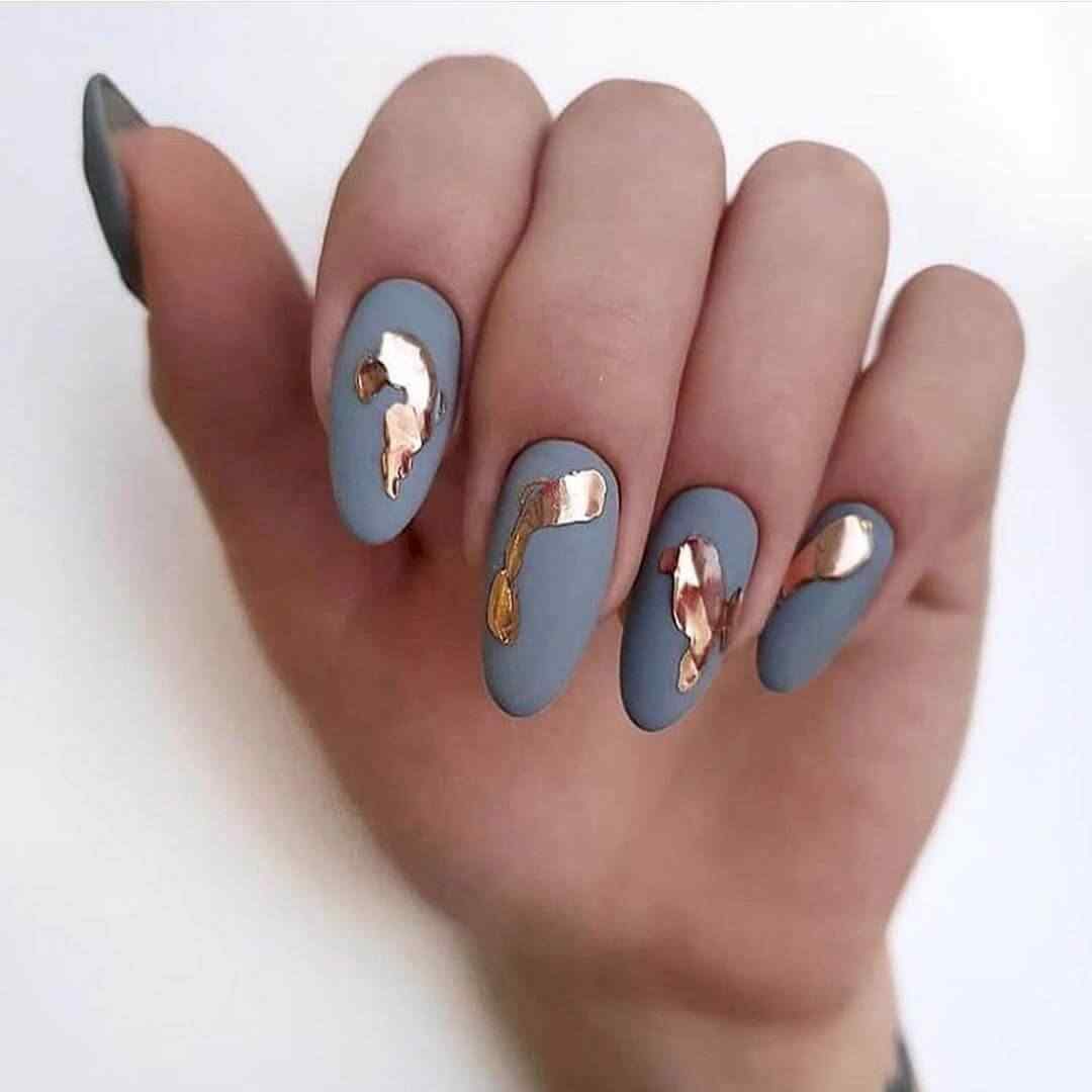 Hermosa combinación de uñas decoradas en gris y dorado