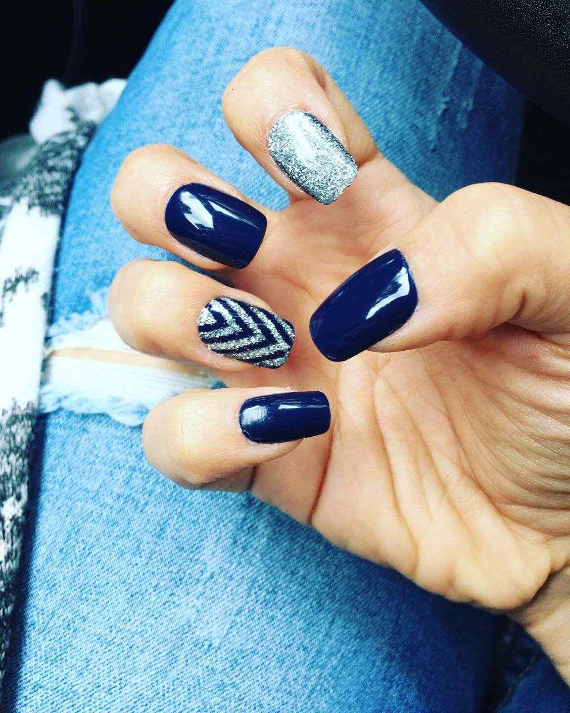 arte de uñas azul y plata