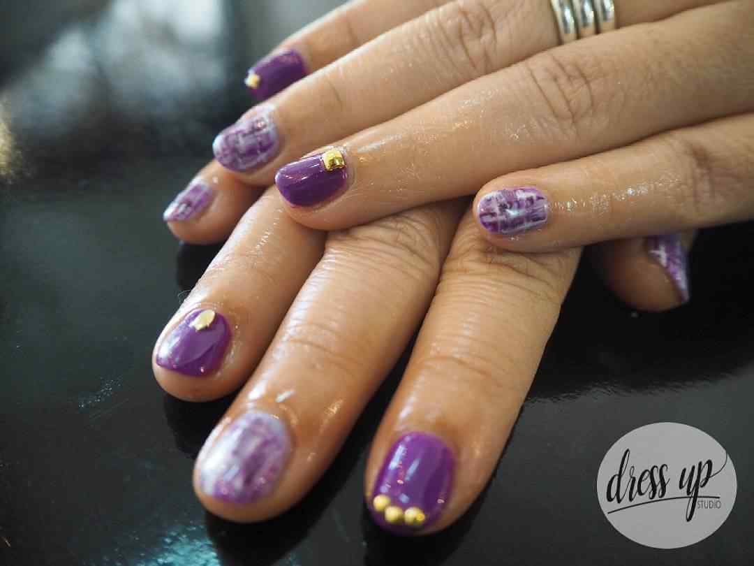 uñas decoradas en violeta