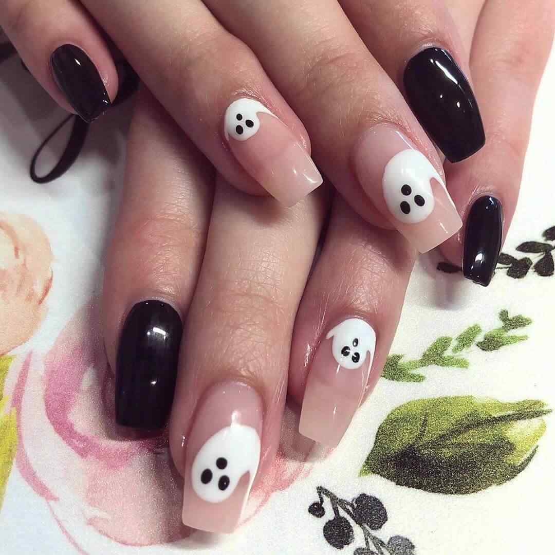 uñas halloween fantasma blanco