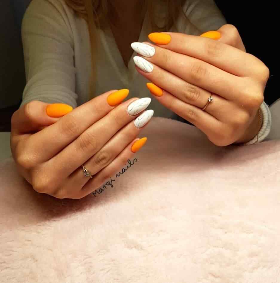 uñas naranja y blancas para halloween