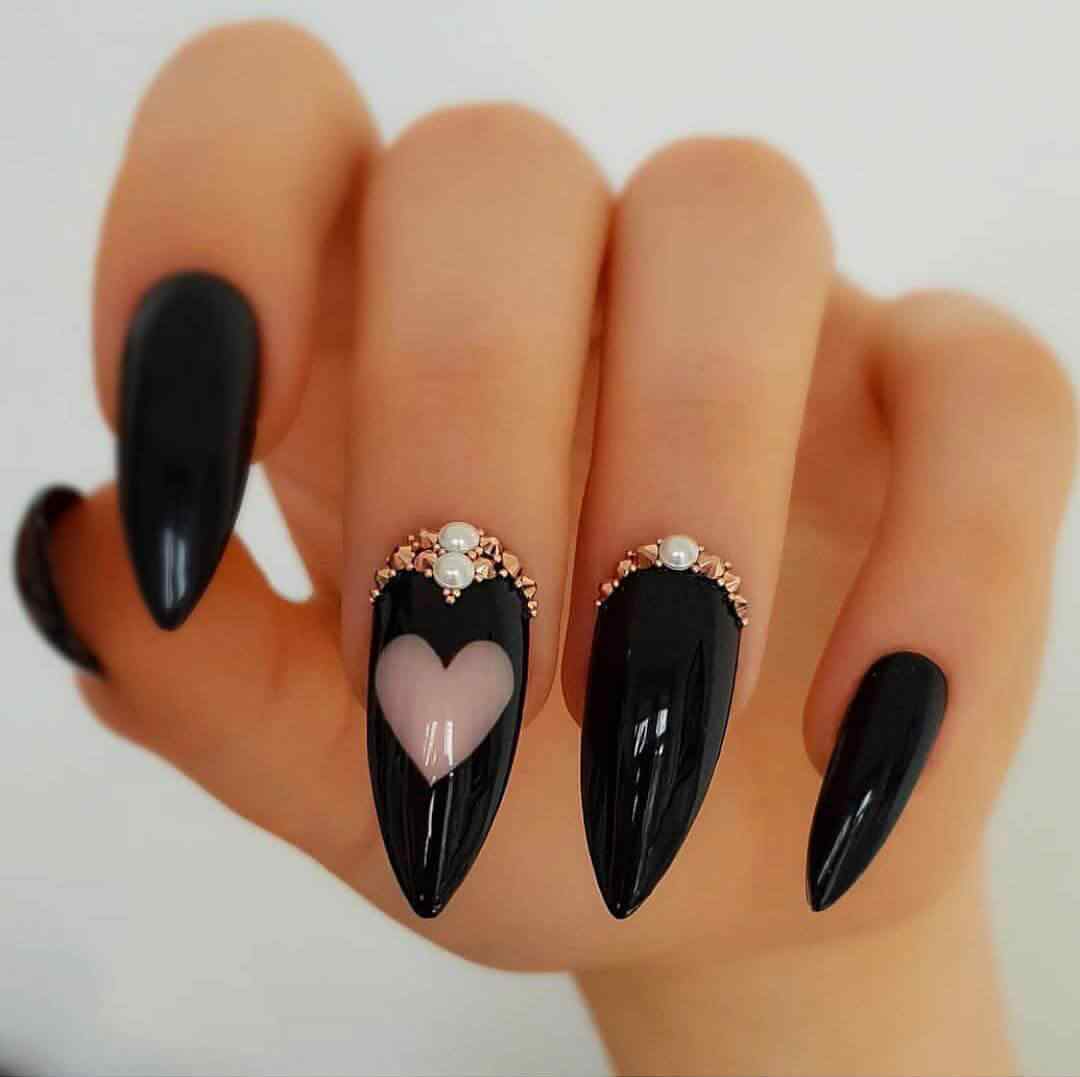 Uñas negras con corazones