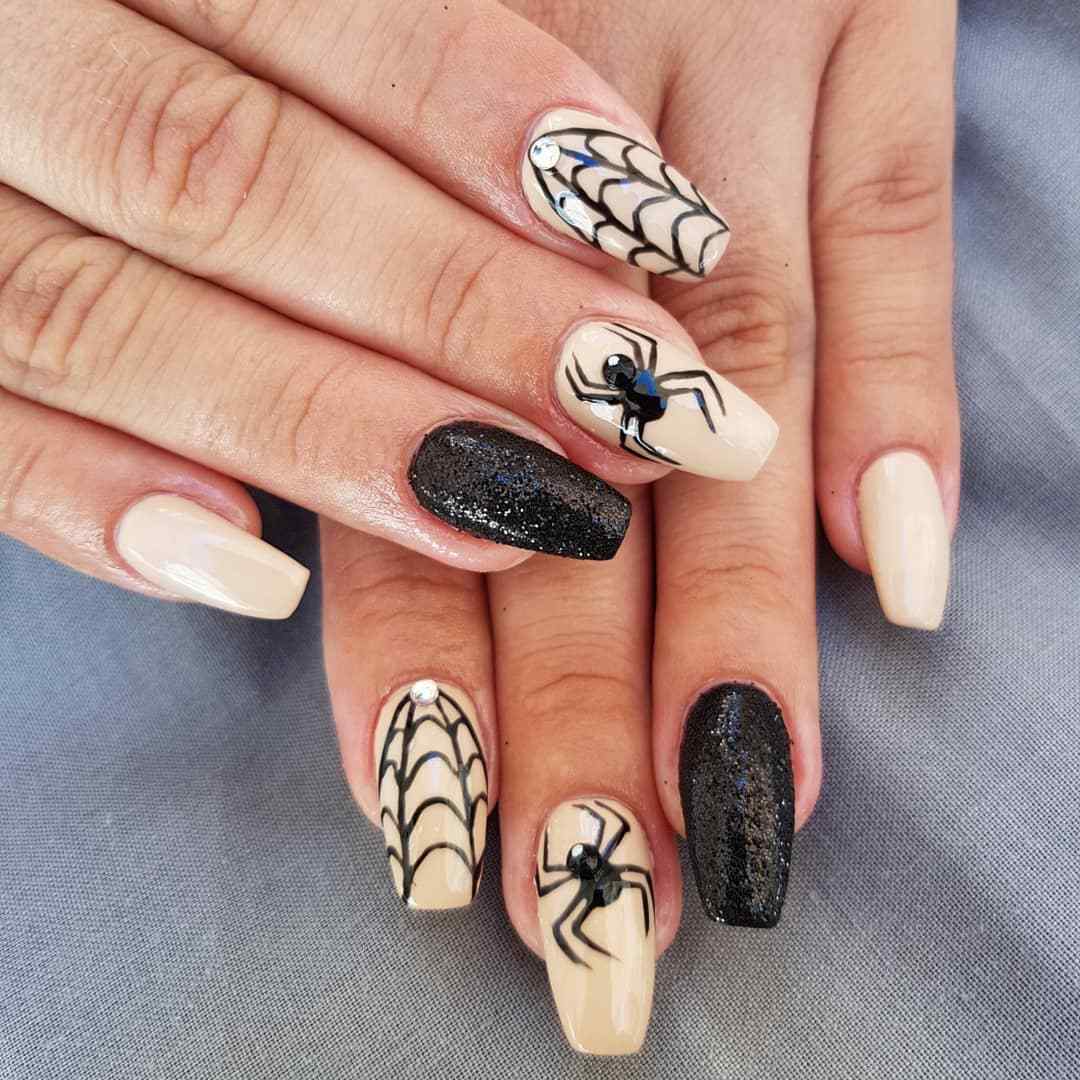 uñas para halloween con arañas