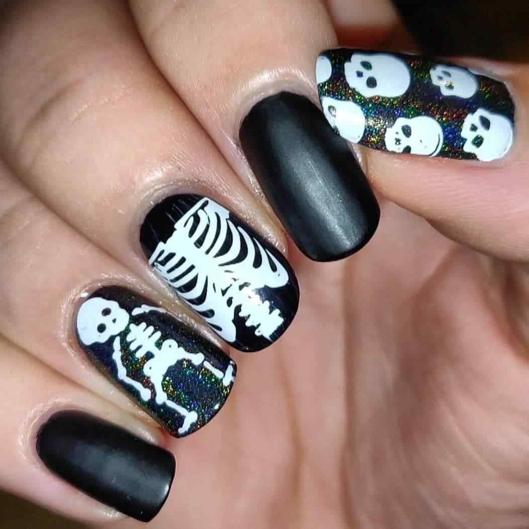 uñas para halloween con esqueletos