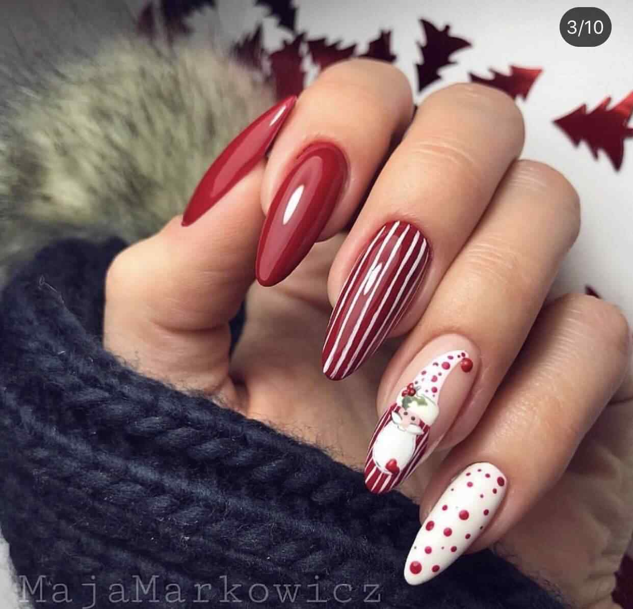 uñas rojas con decorado navideño