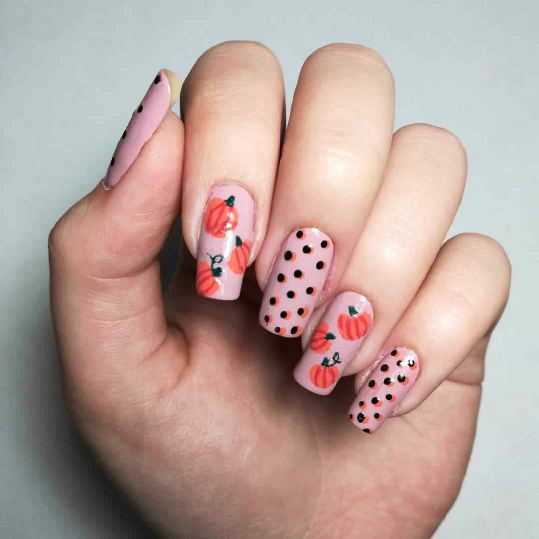 uñas simples decoradas con calabazas