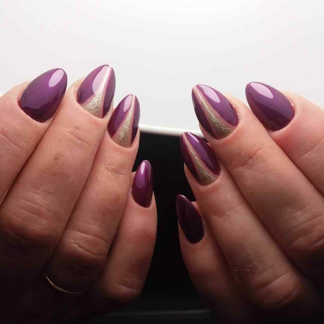 elegantes uñas violetas