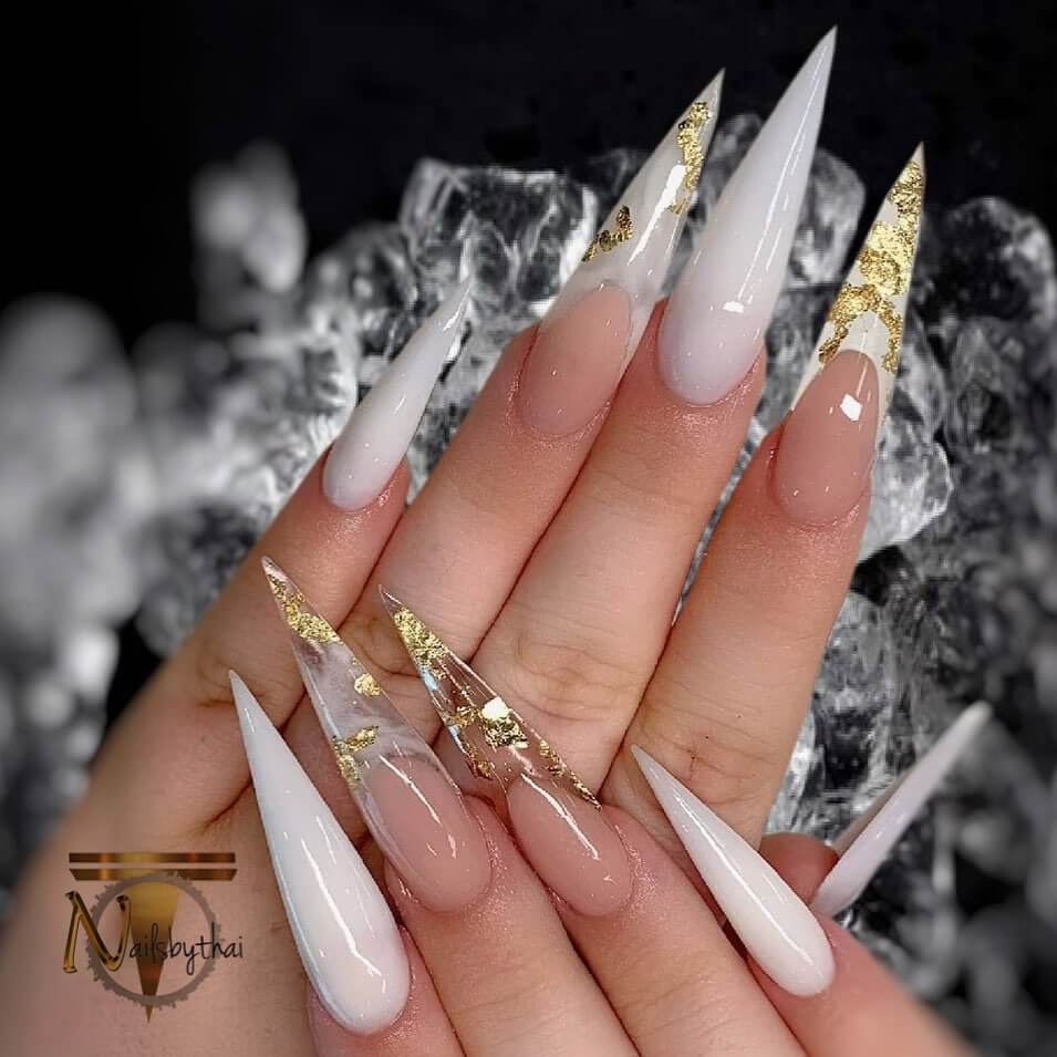 uñas acrilicas blanca con dorado