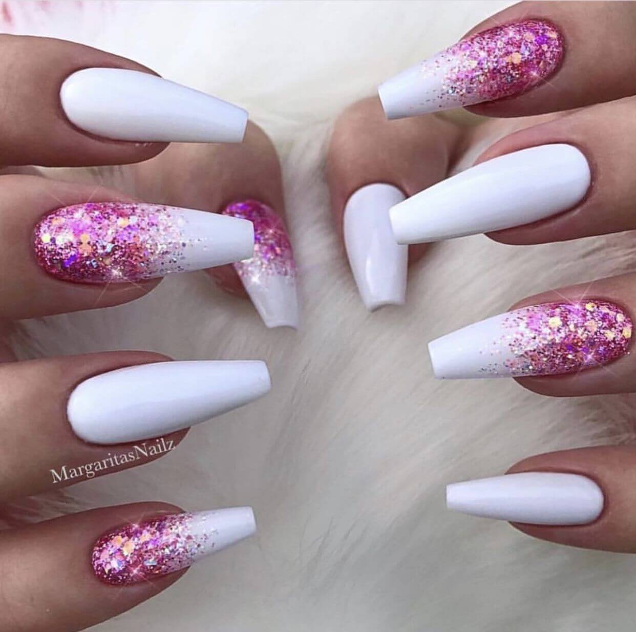 uñas acrilicas blancas con rosa fuerte