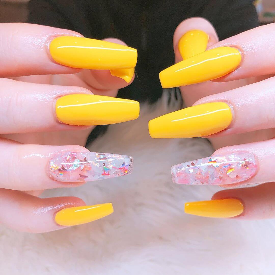 uñas acrilicas decoradas con amarillo