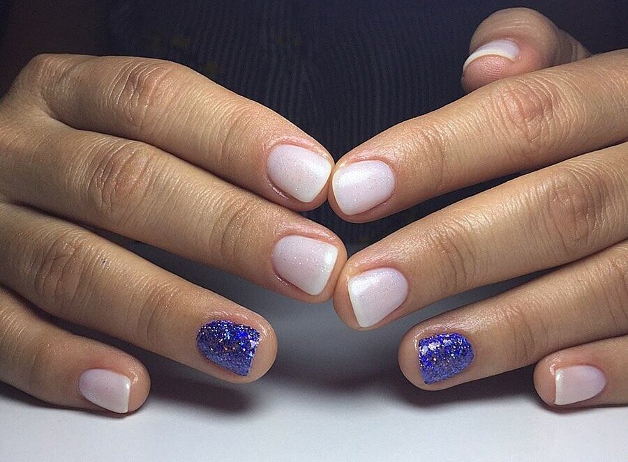 uñas blancas con azul