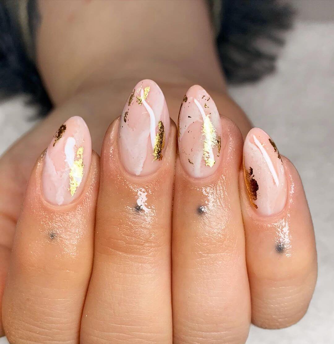 uñas blancas con detalles dorados