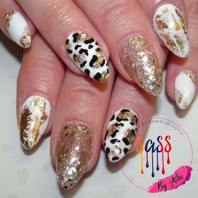 uñas blancas con dorado y animal print