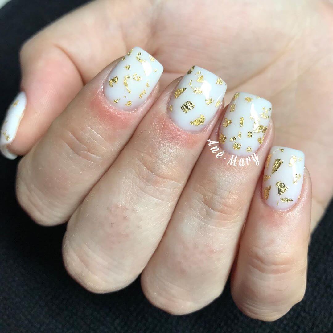 uñas blancas con dorado