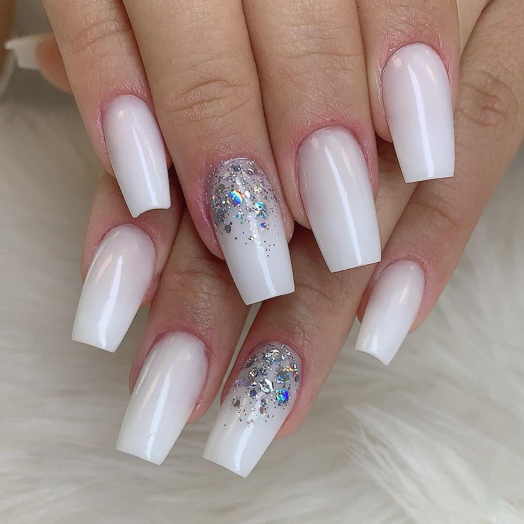 uñas blancas con esmalte glitter