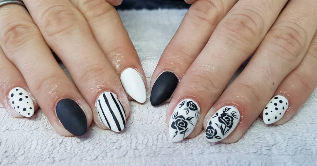 uñas blancas con estampado negro