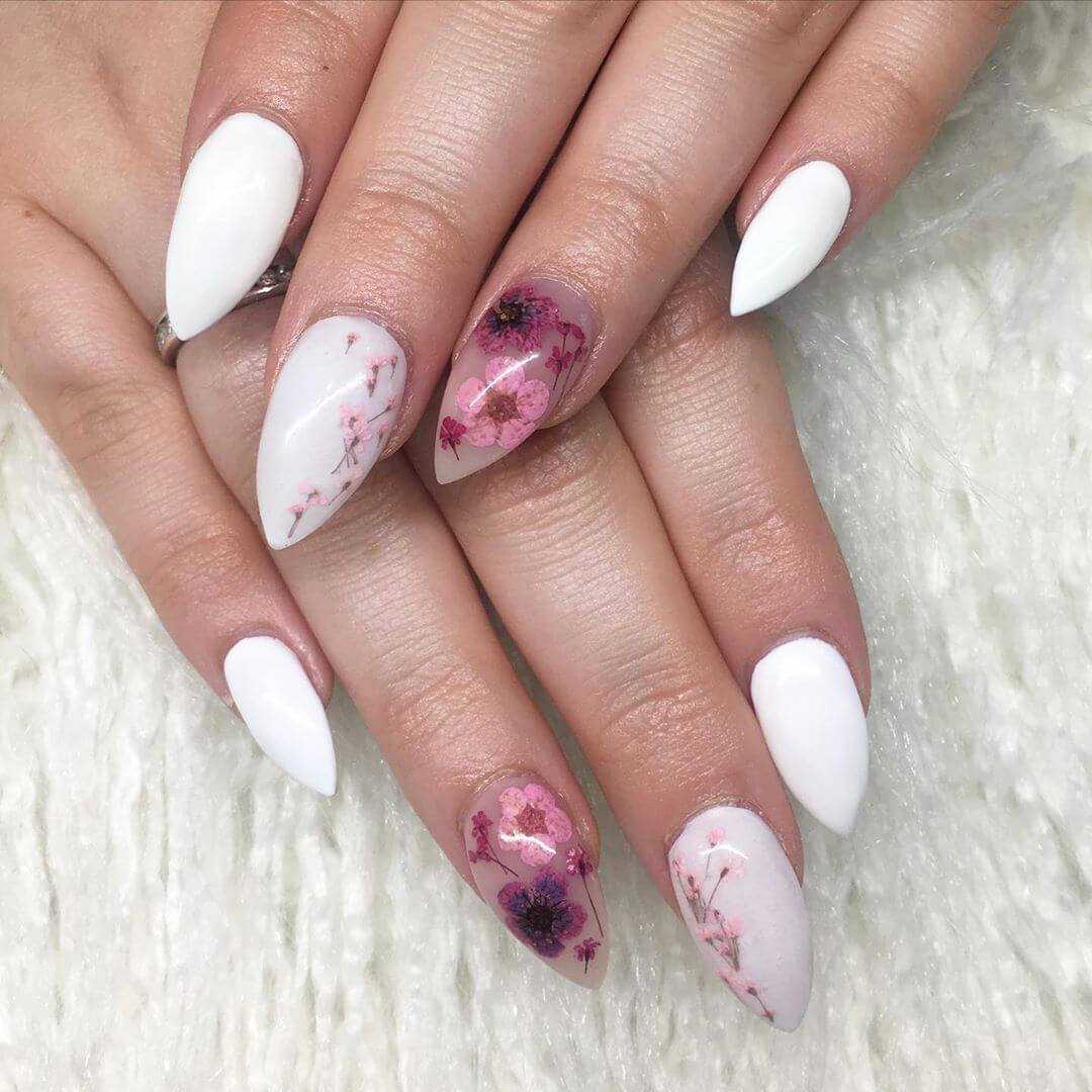 uñas blancas con flores rosa